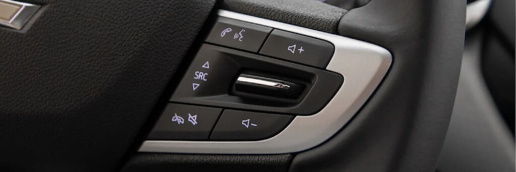 Controles no volante do Onix Plus
